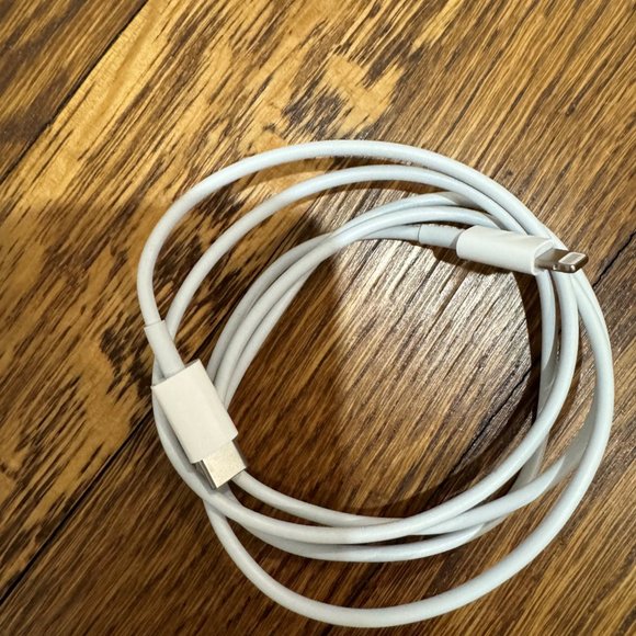Apple, USB-C to Lightning Cable (1 m)  x 4  (one brand new, 3 perfect condition) - Picture 5 of 5